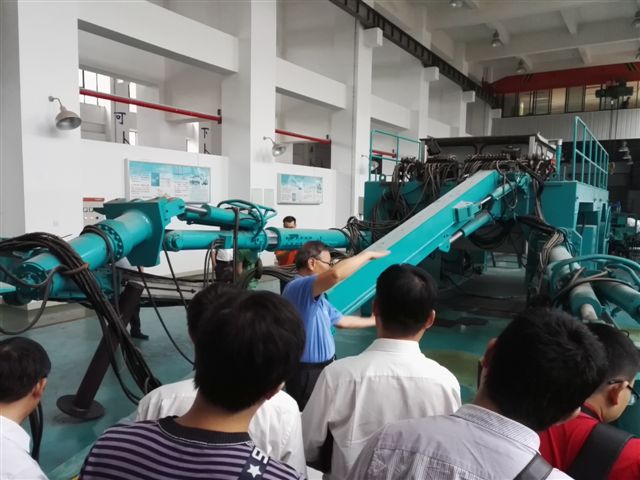 鹤发银丝映日月，丹心热血沃新花
