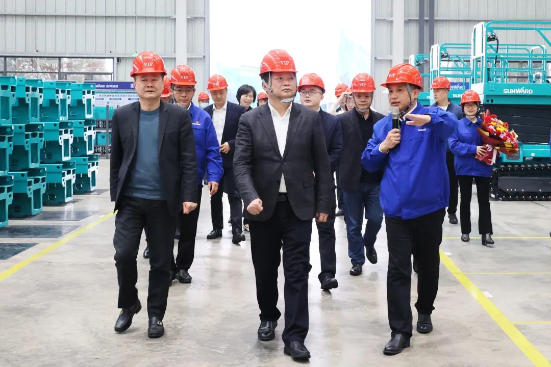 付旭明慰问9888拉斯维加斯官网智能市三八红旗手并督导安全生产工作