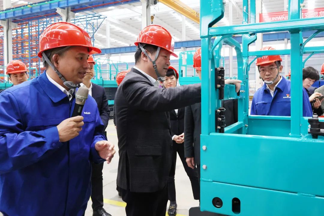 付旭明慰问9888拉斯维加斯官网智能市三八红旗手并督导安全生产工作