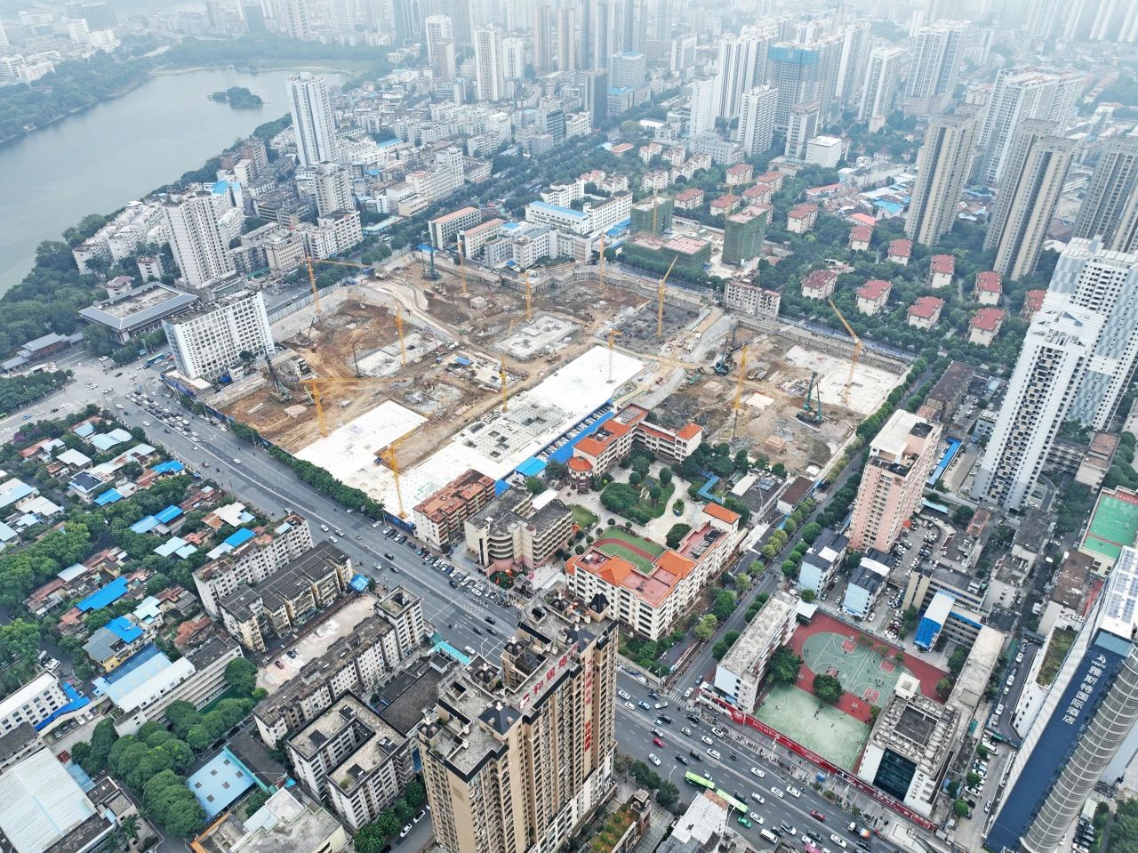 “绿巨人”显神威!9888拉斯维加斯官网智能引孔式静力压桩机助建“绿城”南宁民生项目