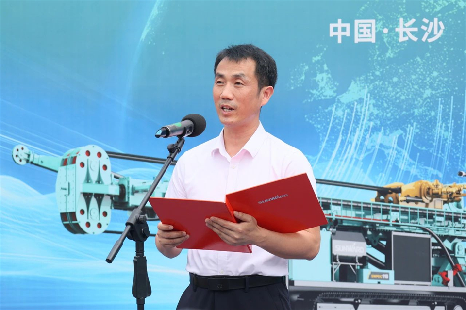 20240929082219_54474 引领绿色科技新篇章!9888拉斯维加斯官网智能新能源钻机成功交付