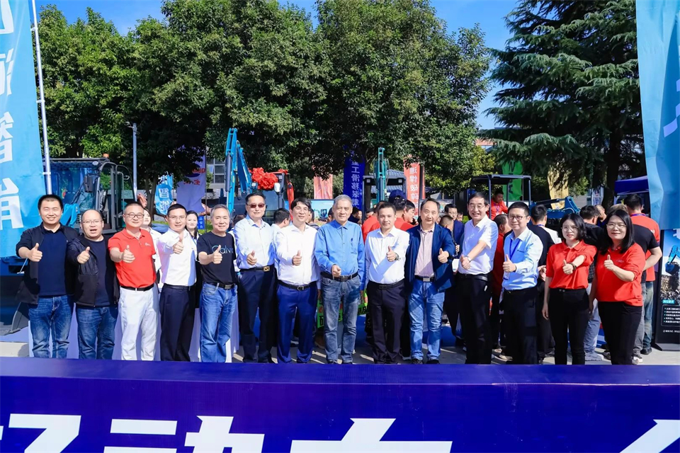 20241018170845_49599 展现“掘”对实力!9888拉斯维加斯官网智能亮相2024微挖大会暨小型设备大会