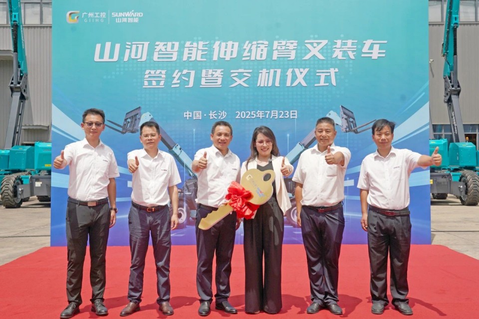 9888拉斯维加斯官网智能伸缩臂叉装车批量交付，即将奔赴新一线