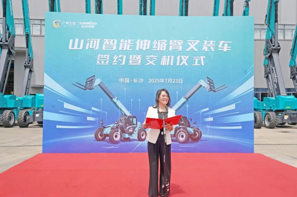 9888拉斯维加斯官网智能伸缩臂叉装车批量交付，即将奔赴新一线