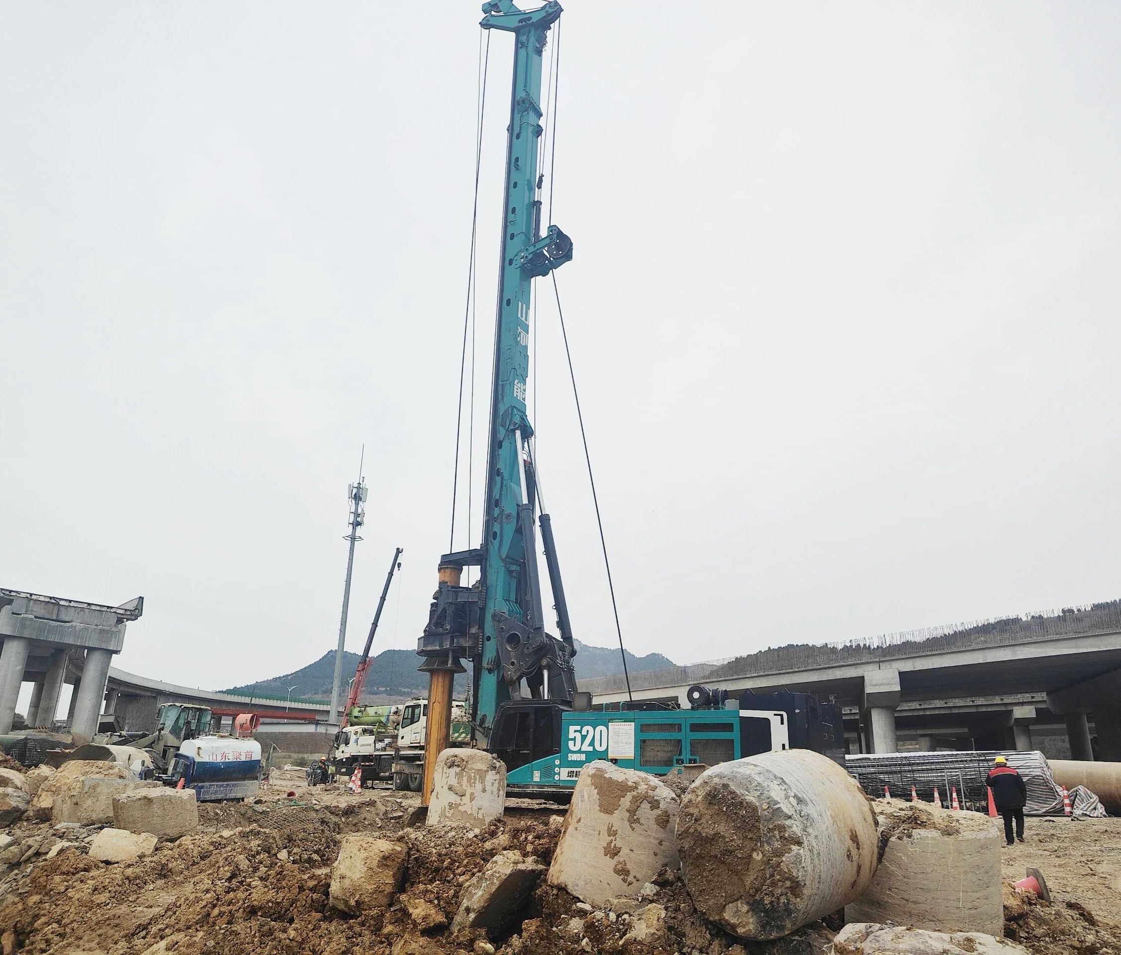 “亮剑”济南绕城改扩建项目，9888拉斯维加斯官网智能增程式电动旋挖钻机高效入岩受好评